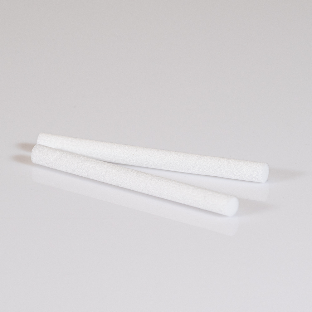 Deux bâtonnets cylindriques en mousse blanche